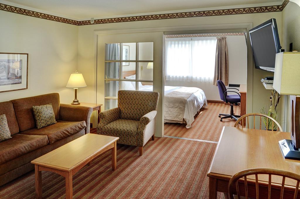 Lakeview Inns & Suites - Brandon Extérieur photo